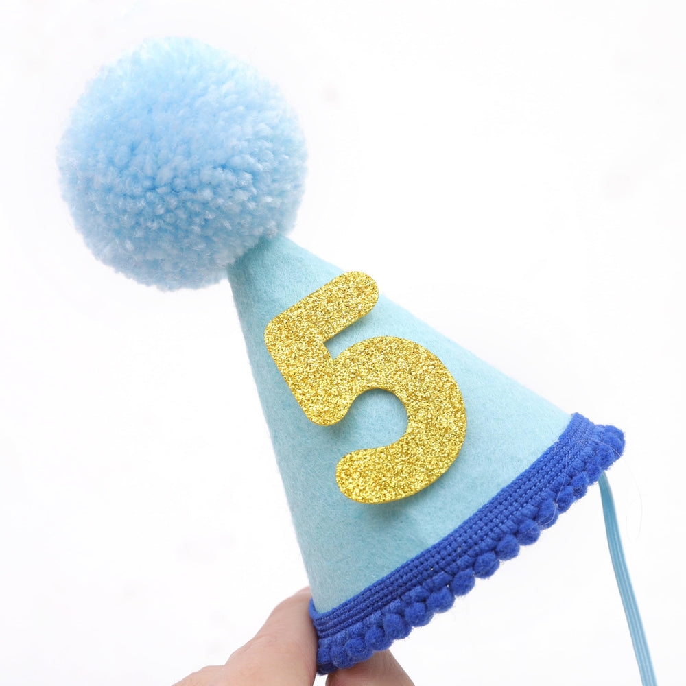 LINGANA chapeau anniversaire animaux bleu – détail de l’élasticité et du maintien.