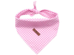 Bandana Lionet Paws en coton rose à motif carreaux, look tendance pour chien.