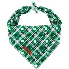 Bandana Lionet Paws avec motif trefle vert pour looks Saint-Patrick sur chien et chat.
