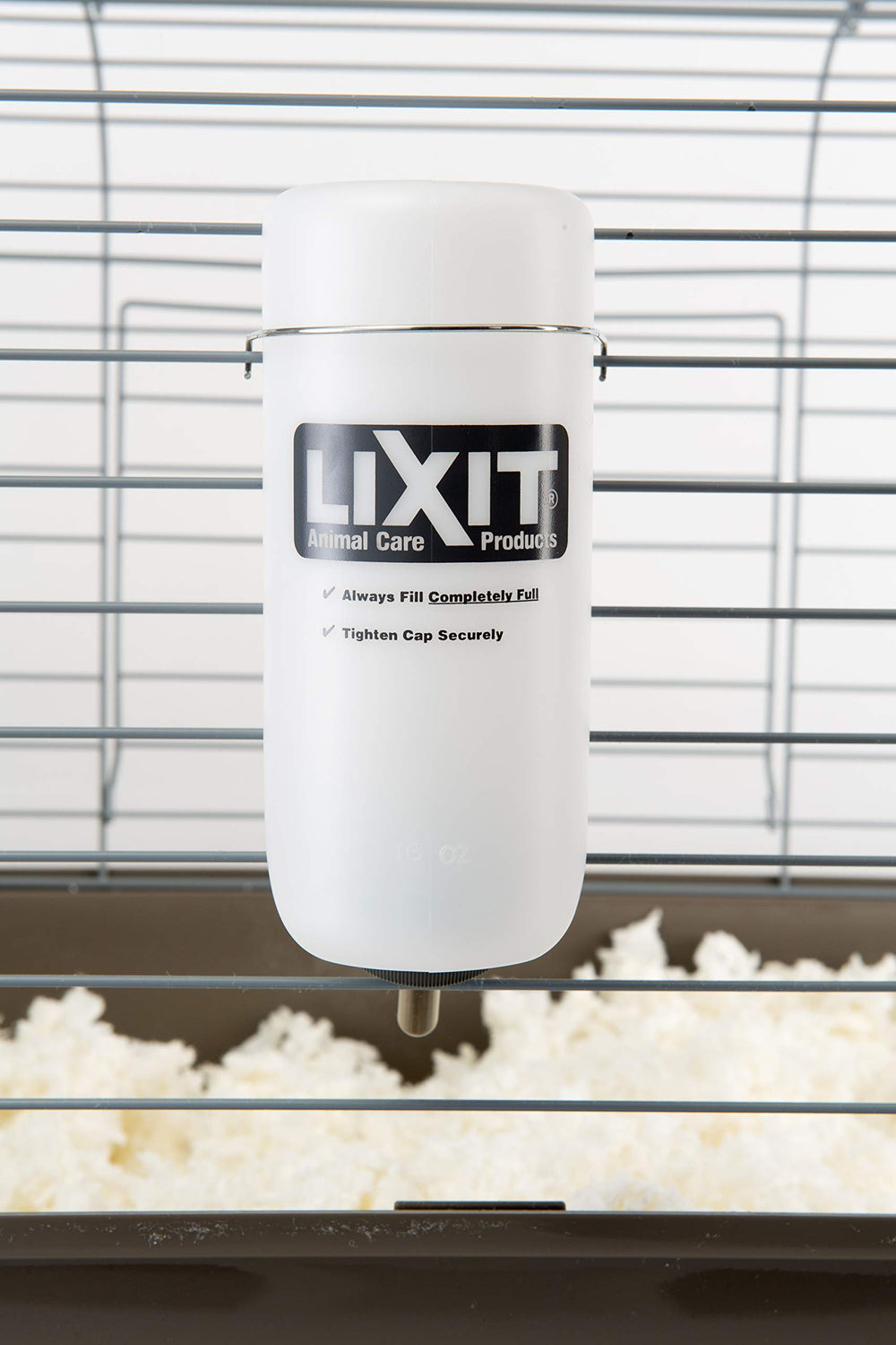 Lixit bouteille eau large bouche en polyéthylène résistante, adaptée à l'extérieur.