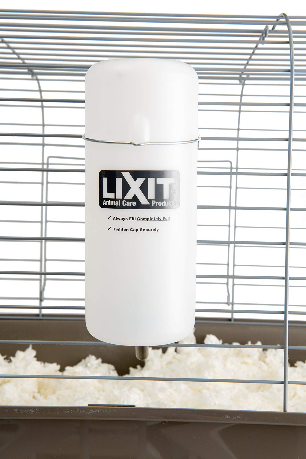 Vue d'ensemble de la bouteille Lixit adaptée aux rongeurs variés.