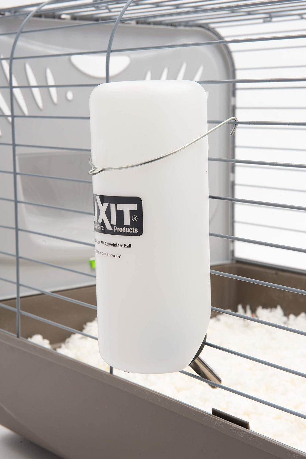 Remplissage et nettoyage faciles avec la bouteille Lixit.