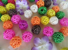 LOIUGENTE: boules en rotin colorées 3 cm pour cage et jeu visuel.