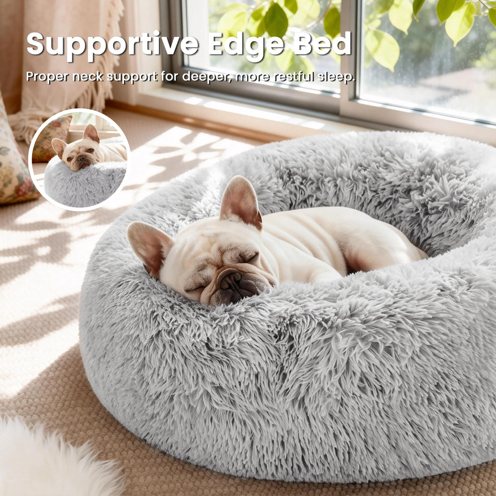 Coussinet chat Love's cabin gris, surface pelucheuse pour sieste apaisée.