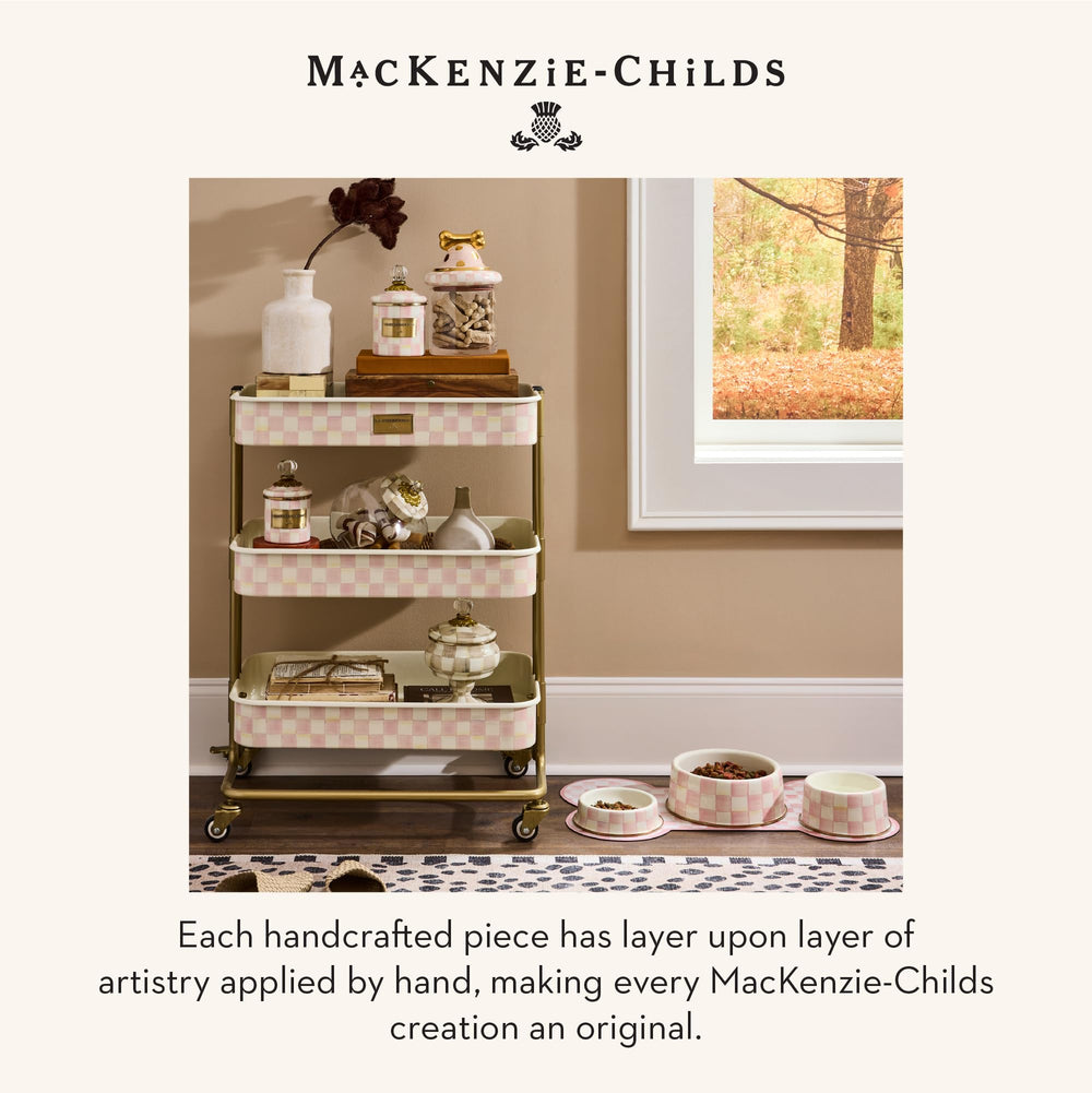 Bol Mackenzie-Childs Rosy Check pour une utilisation quotidienne.