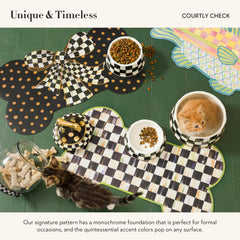 Motif Courtly Check peint à la main par MacKenzie-Childs pour une touche artisanale.