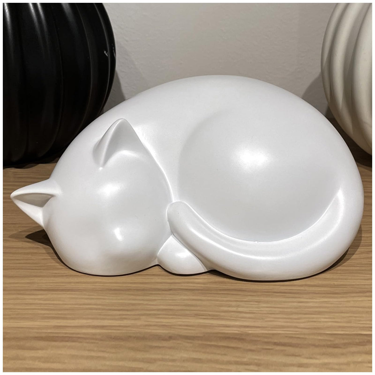 Urne MAICOBI chat endormi en résine blanche, mémorial élégant pour intérieur.