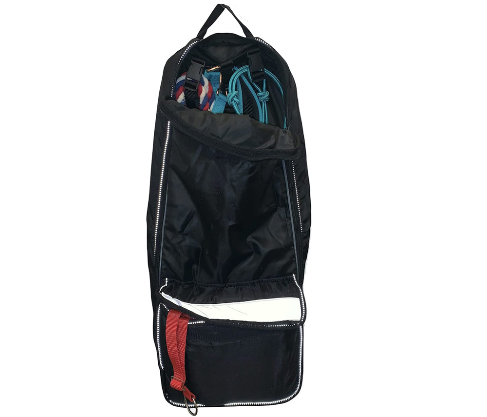 Poche frontale avec velcro pour attaches et sangles.