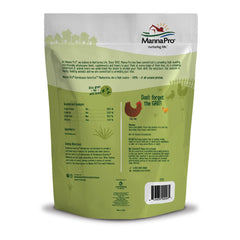 Manna Pro Farmhouse Favorites Mealworms versés dans un bol pour volailles.