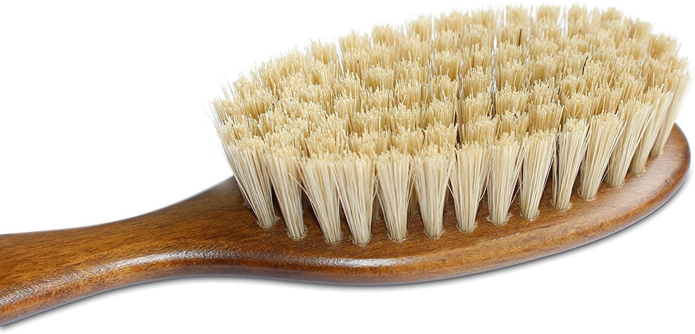 Brins de 3/4 pouce sur la brosse Mars Coat King aidant à démêler et déloger les nœuds