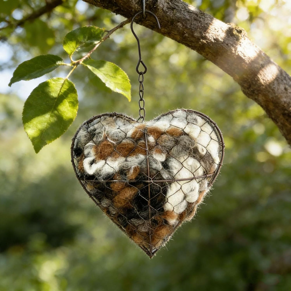 Materiau-nid naturel alpaga-coton, offre un refuge confortable aux oiseaux du jardin.