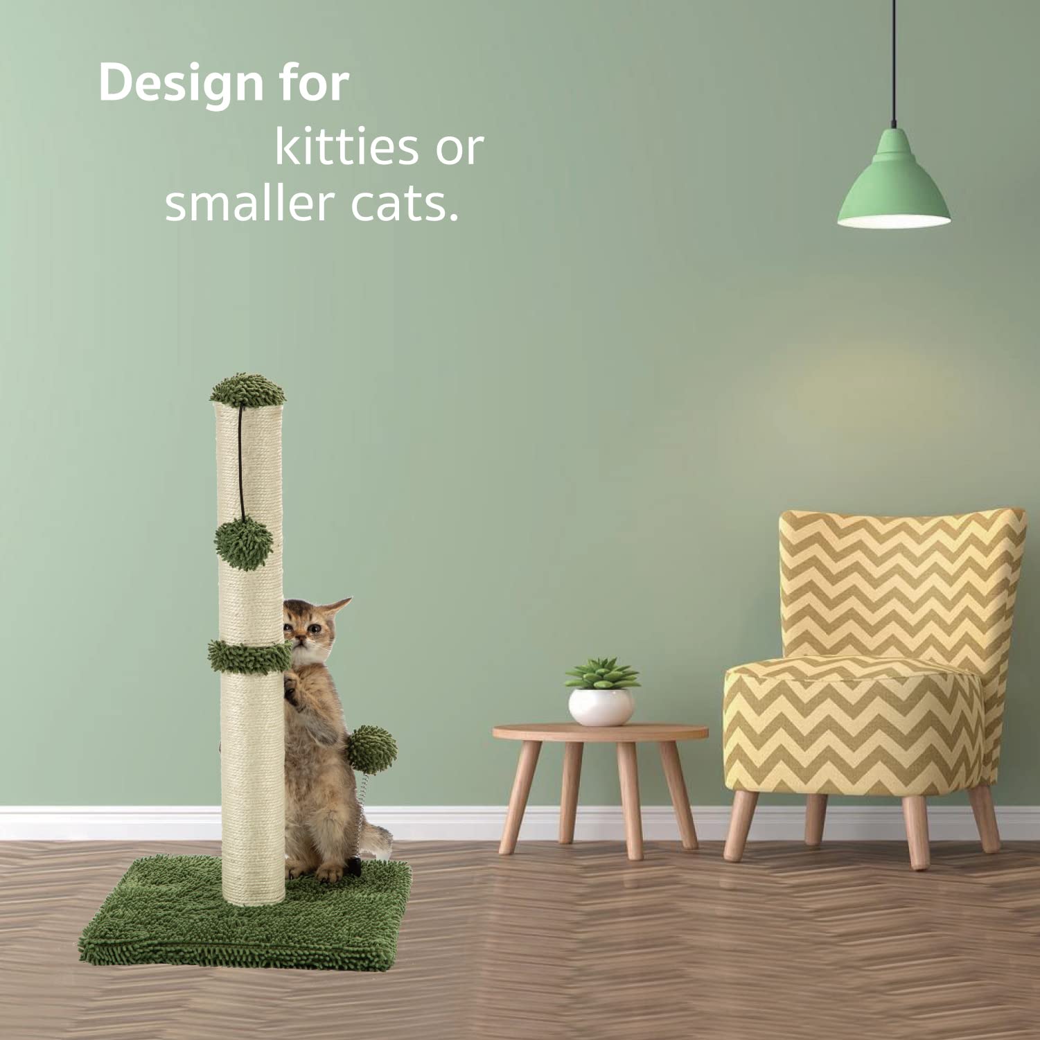 Griffoir installé dans le salon, discret et adapté à la décoration.