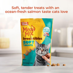 Meow Mix Irresistibles saumon reel, close-up montrant la saveur authentique pour chats.