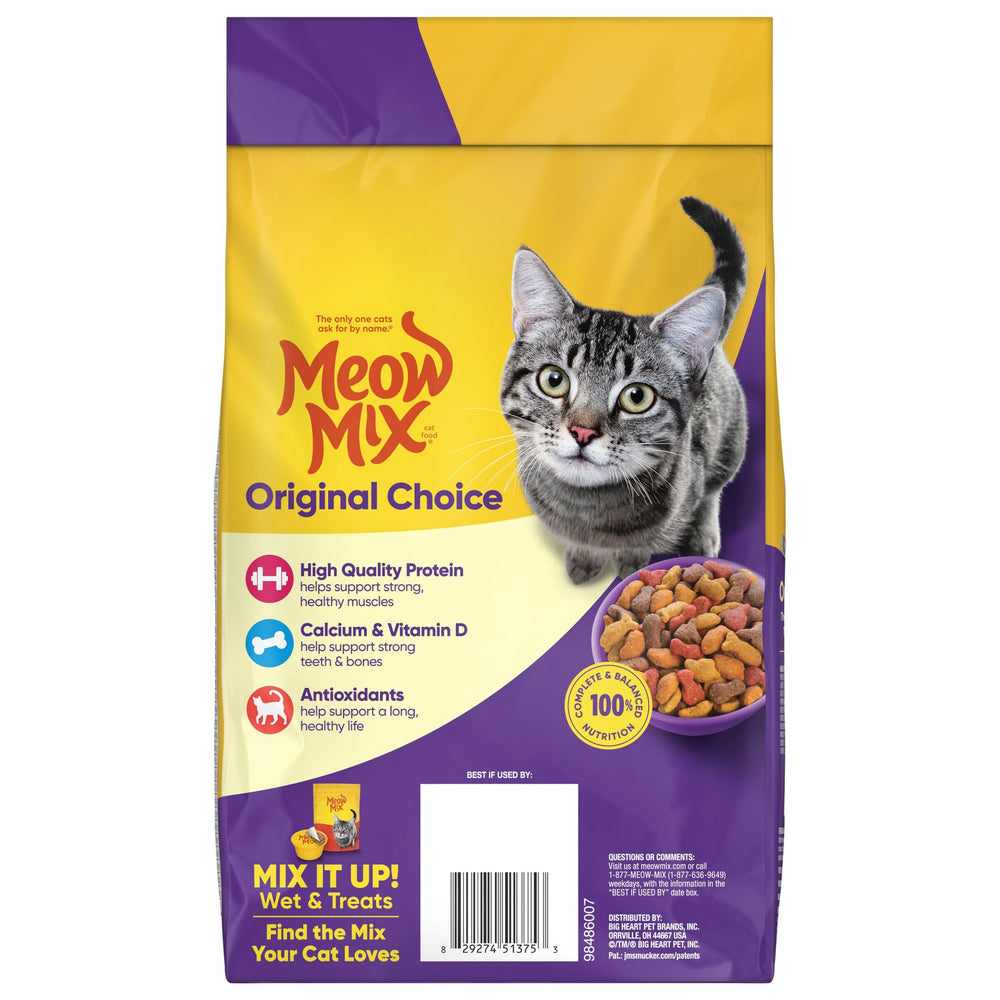 Meow Mix Original Choice, poser croquettes sur bol, vue montrant textures.