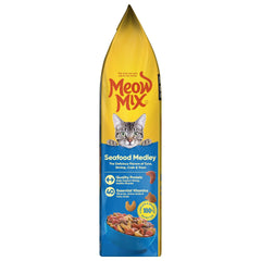 Meow Mix Seafood Medley chat mange avec plaisir