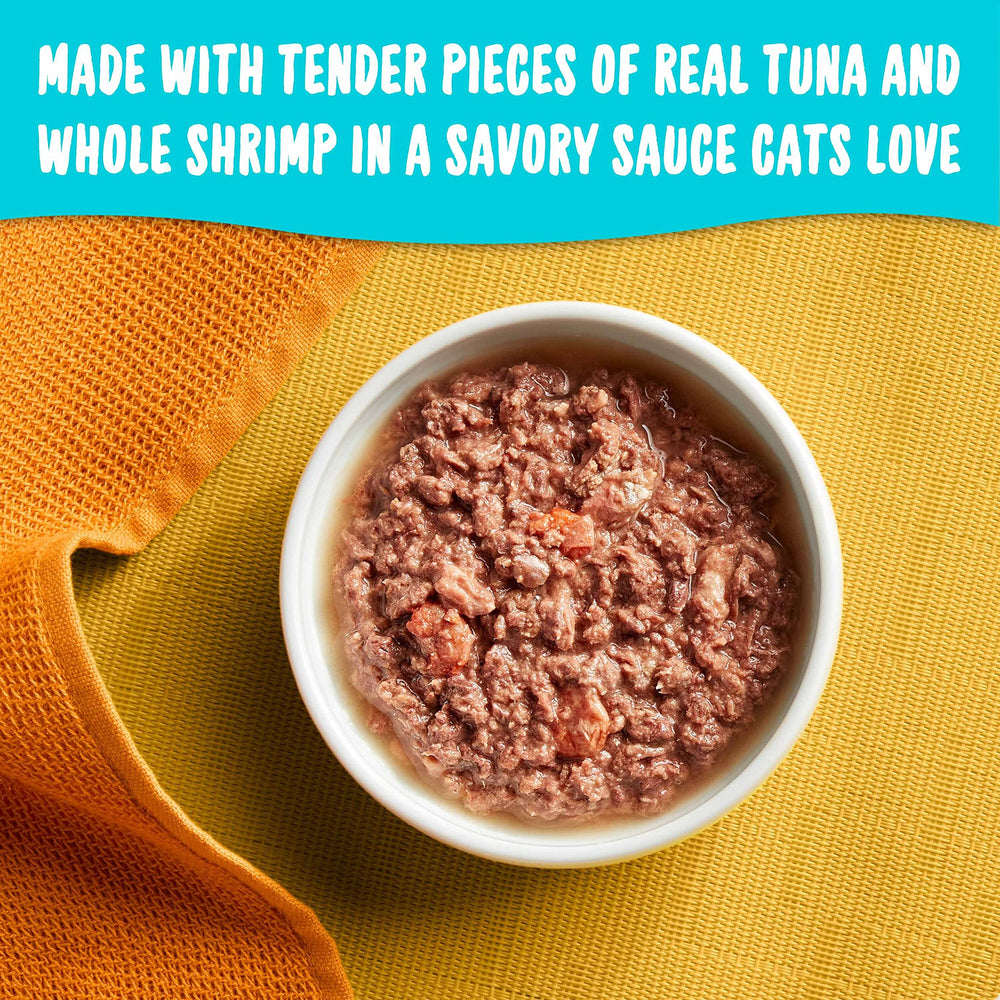 Chat savourant Meow Mix Tenders en Sauce, repas humide plébiscité