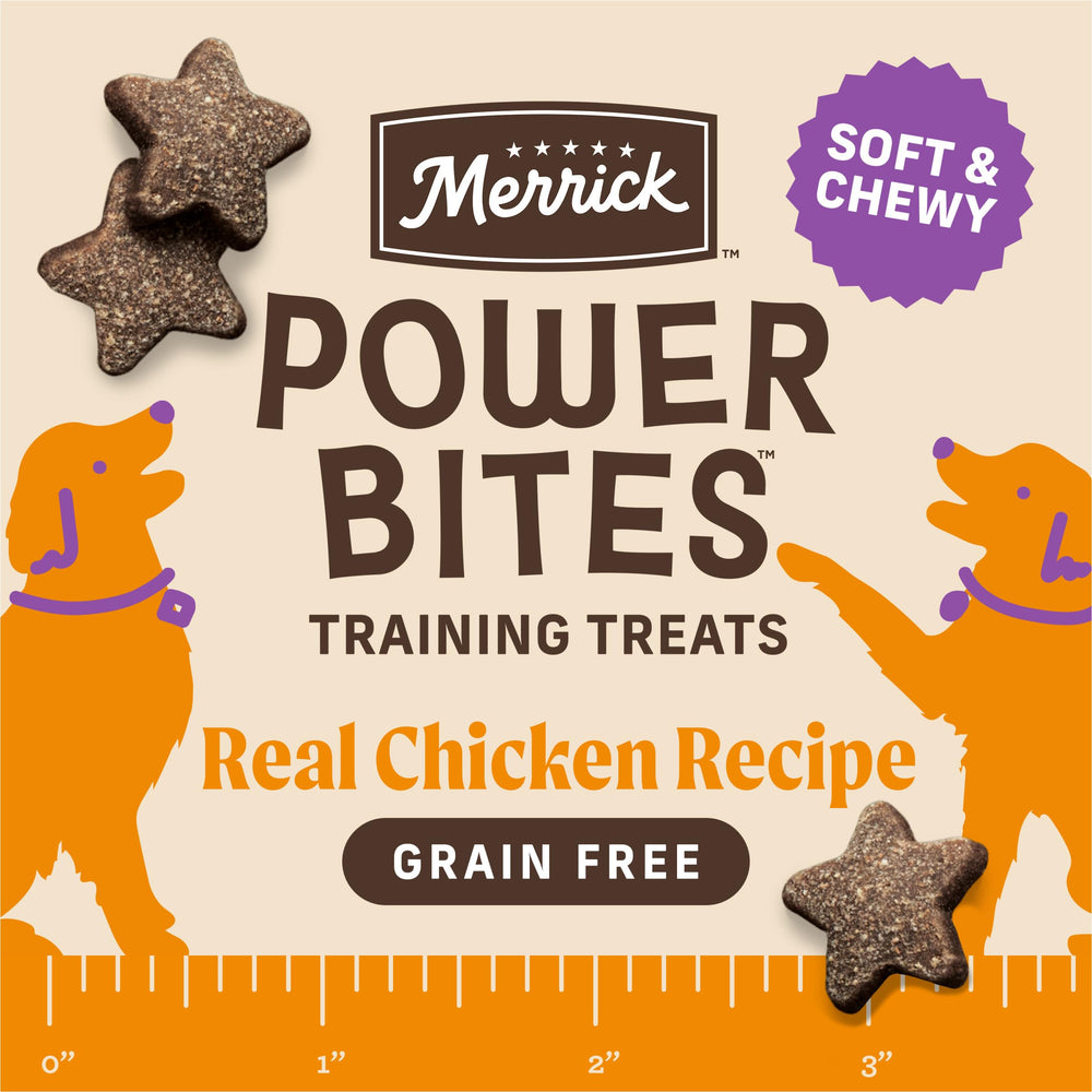 Merrick Power Bites avec poulet réel comme ingrédient principal pour récompenser le chien.
