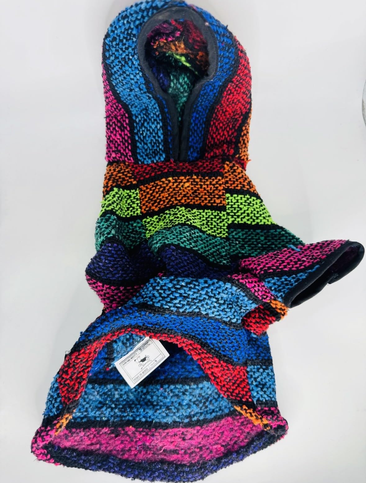 MI PONCHITO: hoodie facile à enfiler, s'attache au harnais sans gêner le collier.