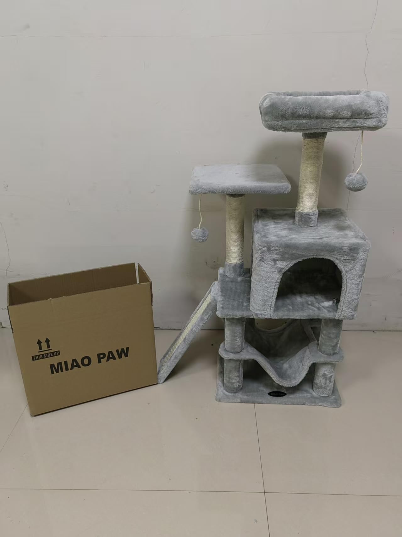 MIAO PAW Arbre chat gris design moderne qui s’intègre au salon.