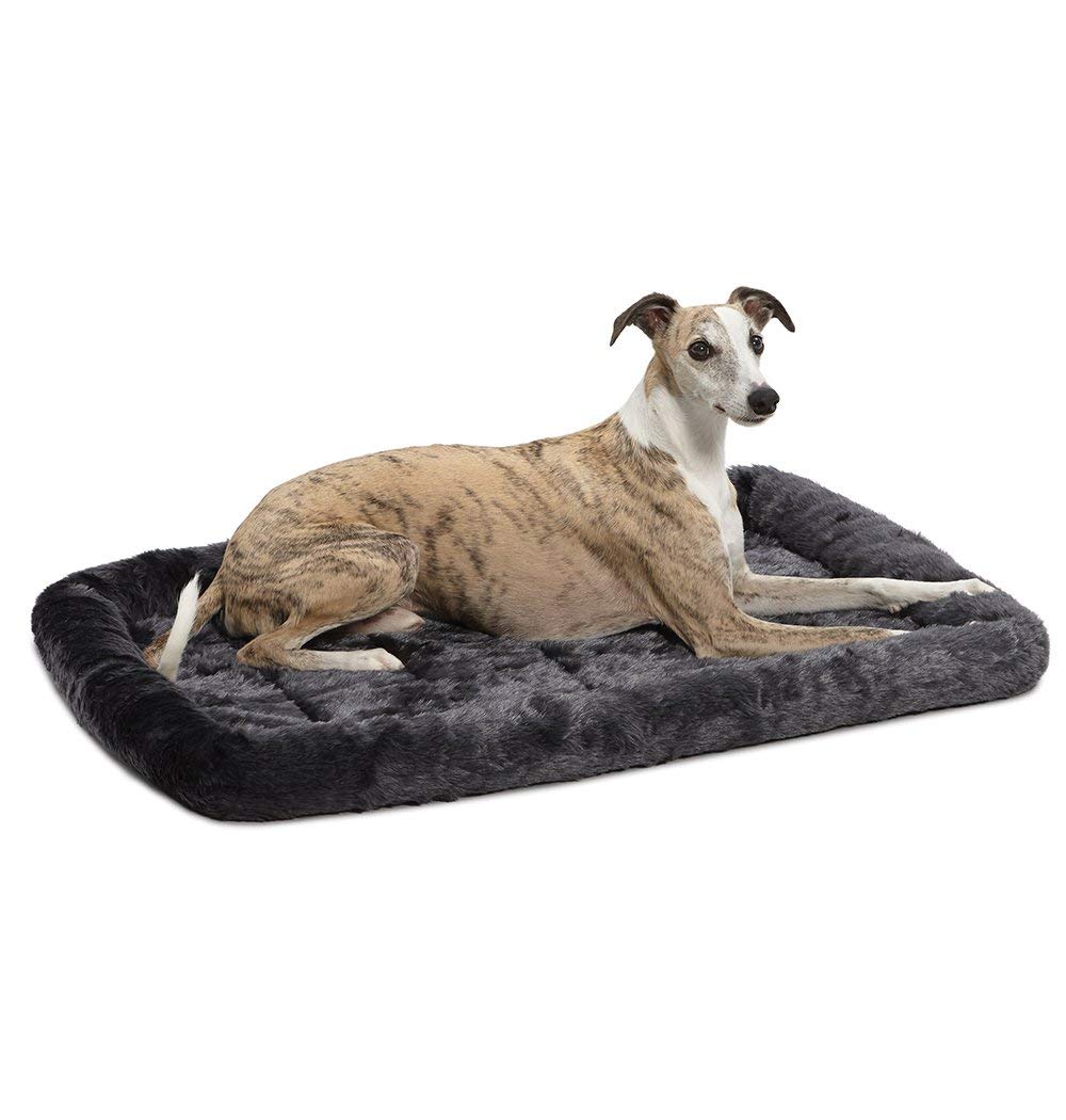 Lit QuietTime pour chien gris en fausse fourrure, confort durable dans la caisse.
