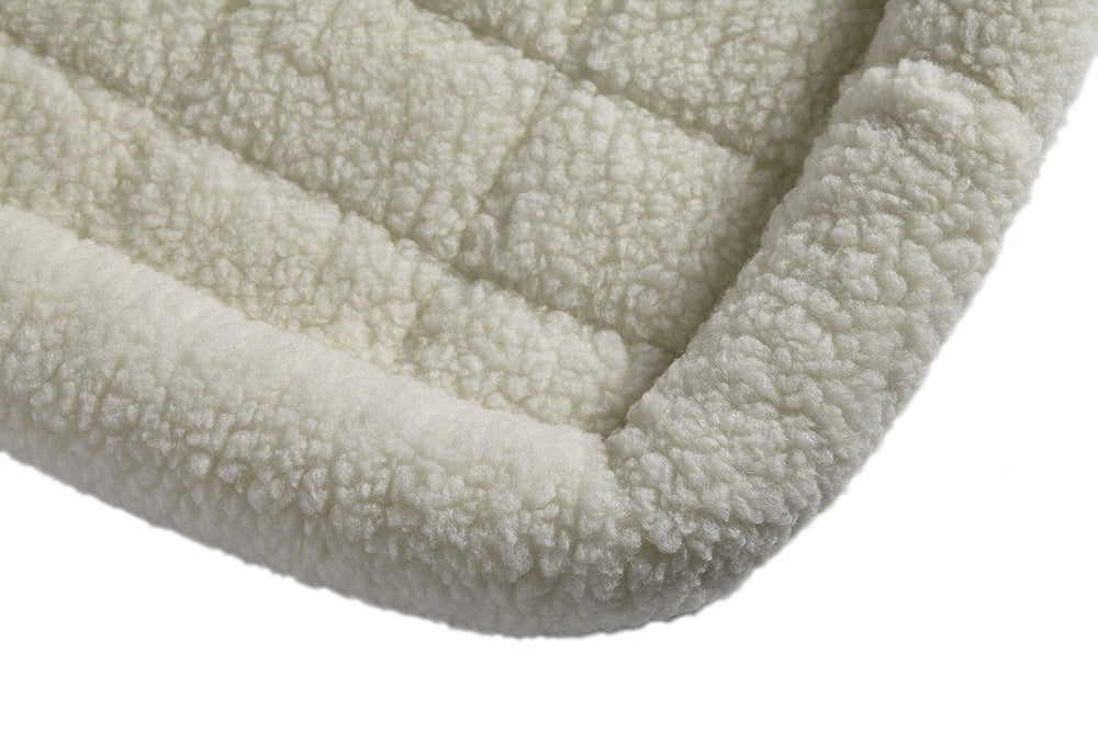 Nettoyage facile en machine du lit QuietTime XS en polaire blanche.