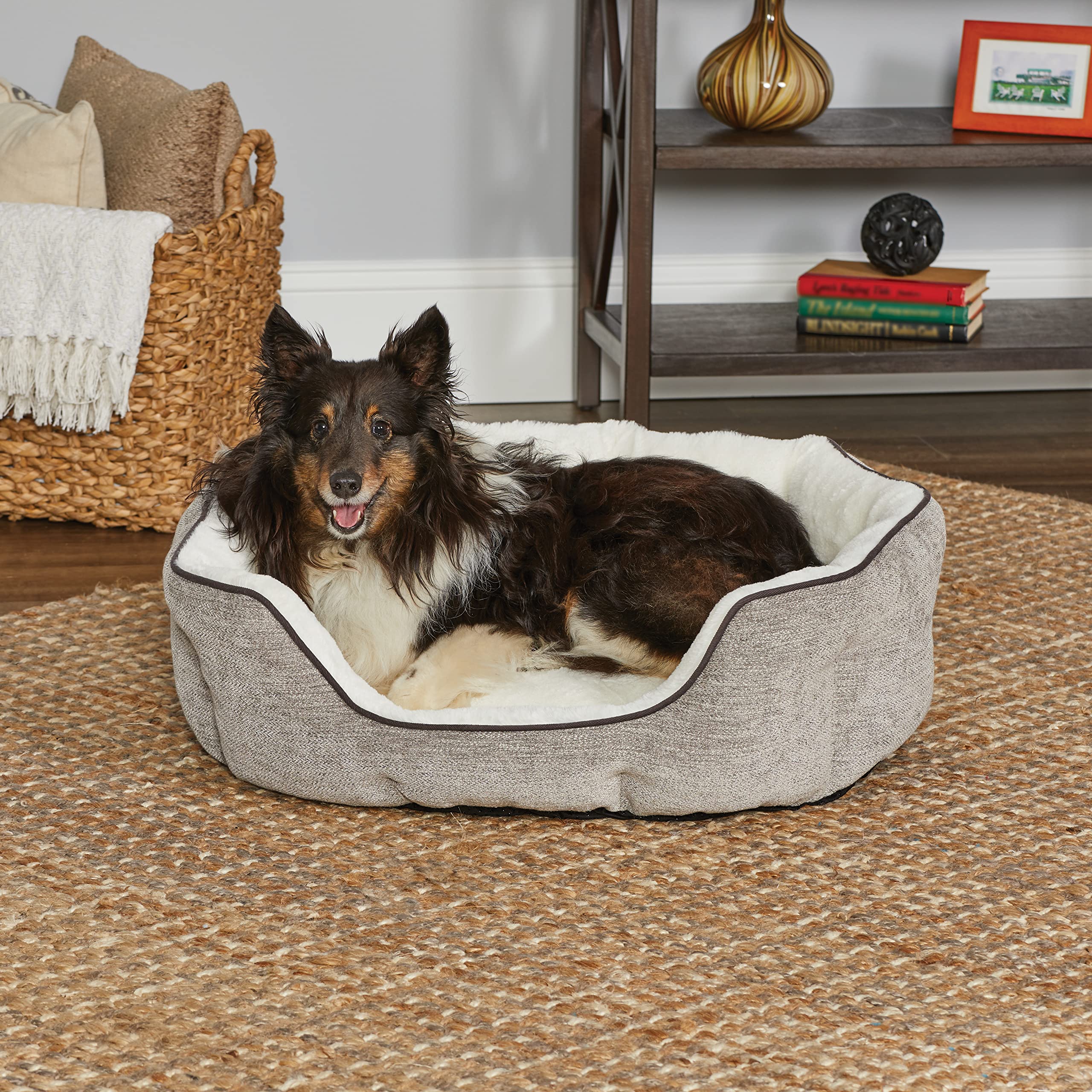 Coussin intérieur en fourrure pour envelopper l’animal.