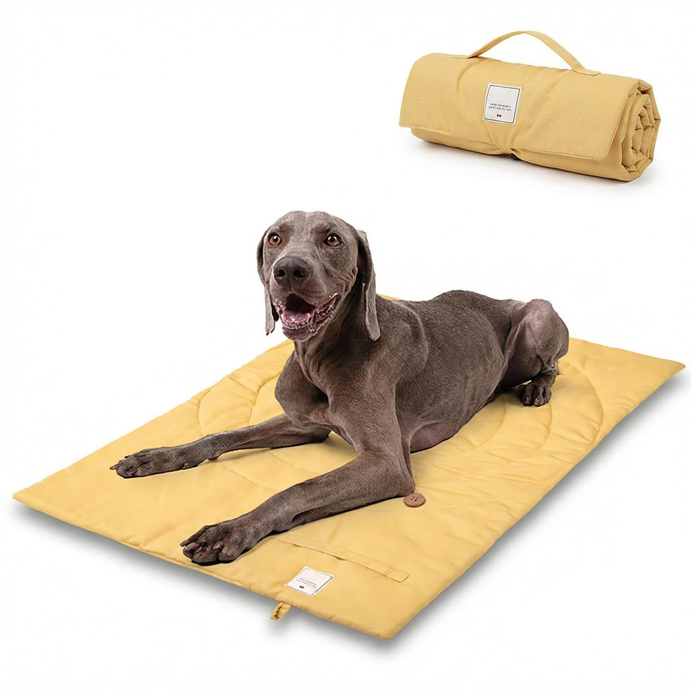 Lit de voyage MikooMikoo pour chien jaune, idéal pour trajets et voyages.