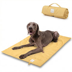Lit de voyage MikooMikoo pour chien jaune, idéal pour trajets et voyages.