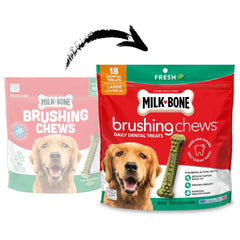 Milk-Bone Brushing Chews – chien croquant les crêtes pour dents propres.