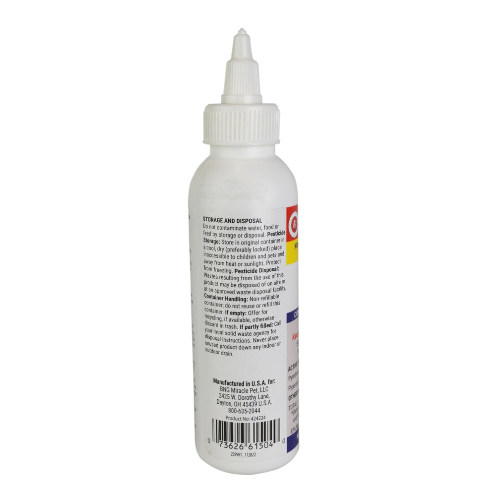Miracle Care R7 en action sur l’oreille d’un chien, potentiellement apaisant l’inflammation.