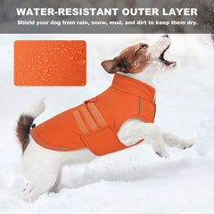 Fermeture velcro au cou et au ventre pour enfiler facilement le manteau.