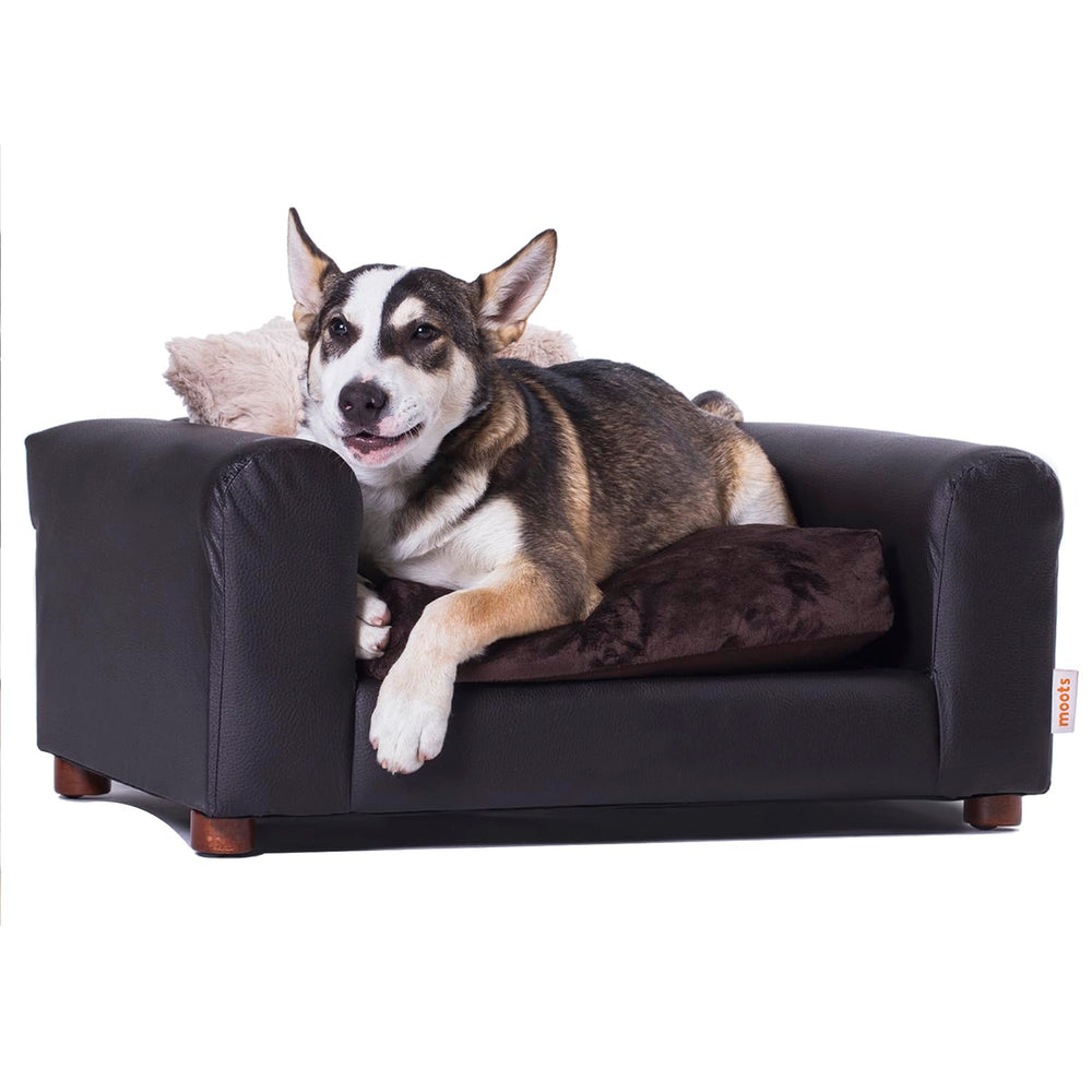 Canapé Moots pour chien en cuir synthétique espresso, élégant et facile à nettoyer.