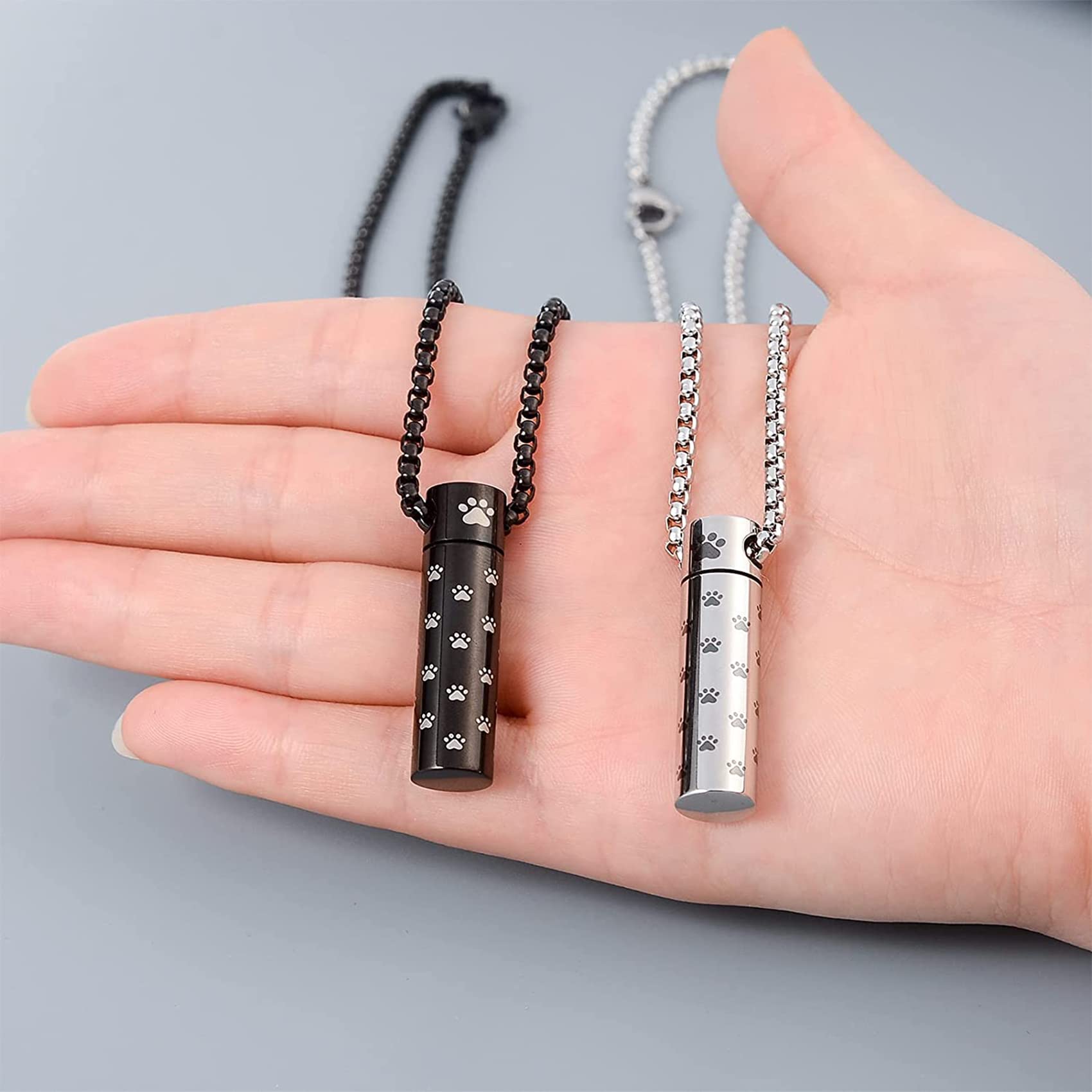 Pendentif MOROTOLE urne chien avec zirconia pavé, élégance durable.