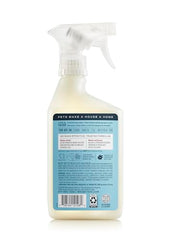 Pulvérisateur Mrs. Meyer's Clean Day prêt à nettoyer les surfaces autour des animaux.