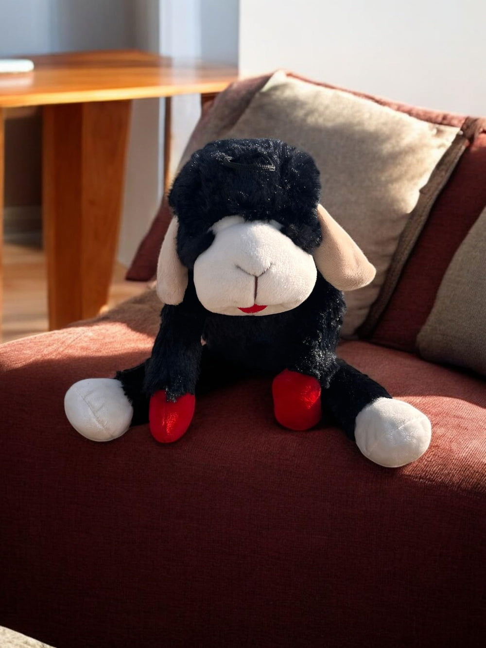 Construction durable Multipet Lamb Chop noir, résistante aux jeux actifs et tirages.