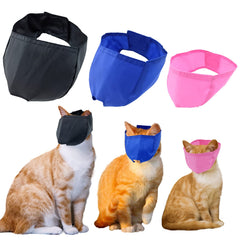 Muselière pour chat respirable rose en usage lors du toilettage, confort et sécurité.