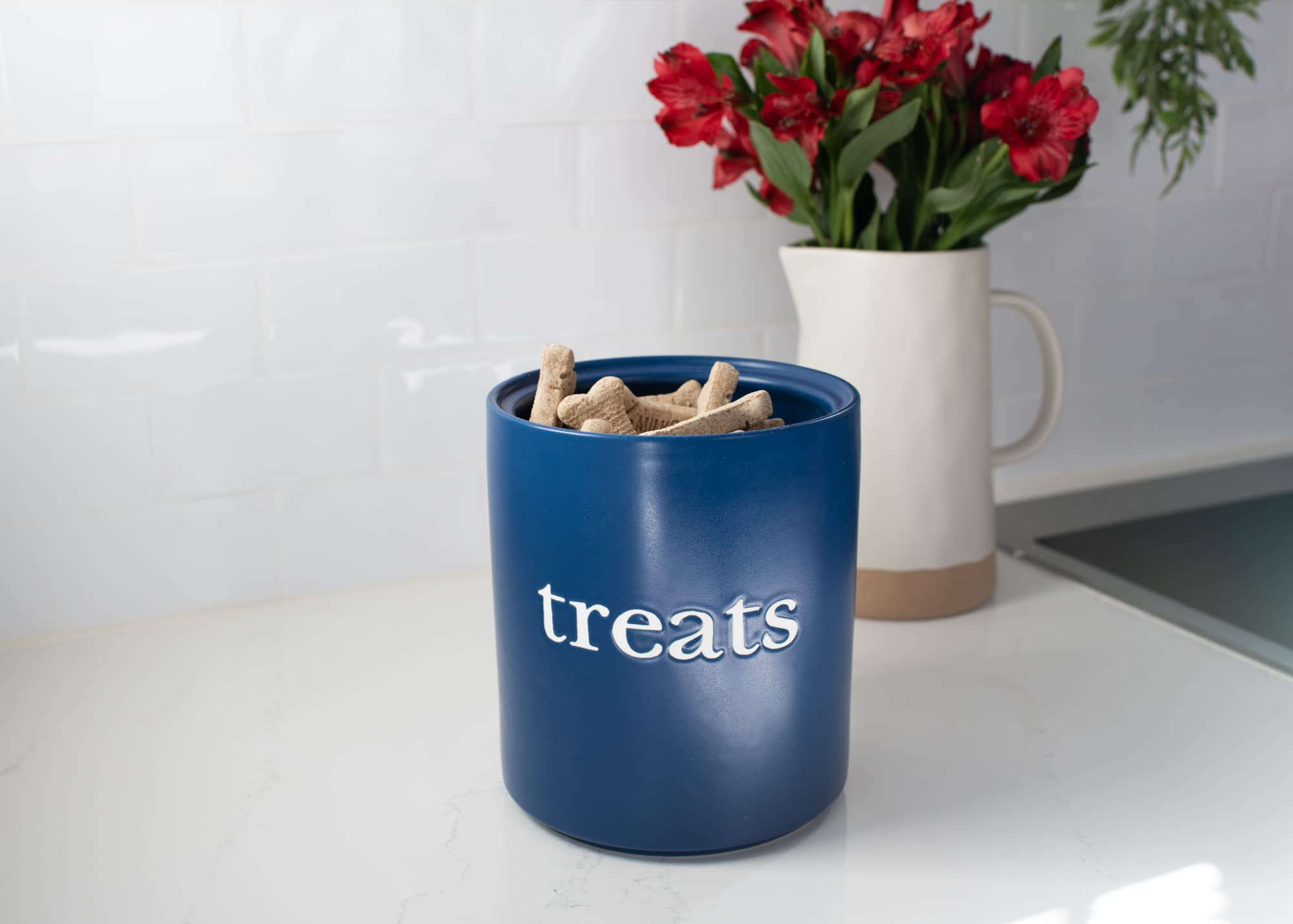 Dimensions du pot Nat et Jules Treats: hauteur 20 cm, diamètre 15 cm