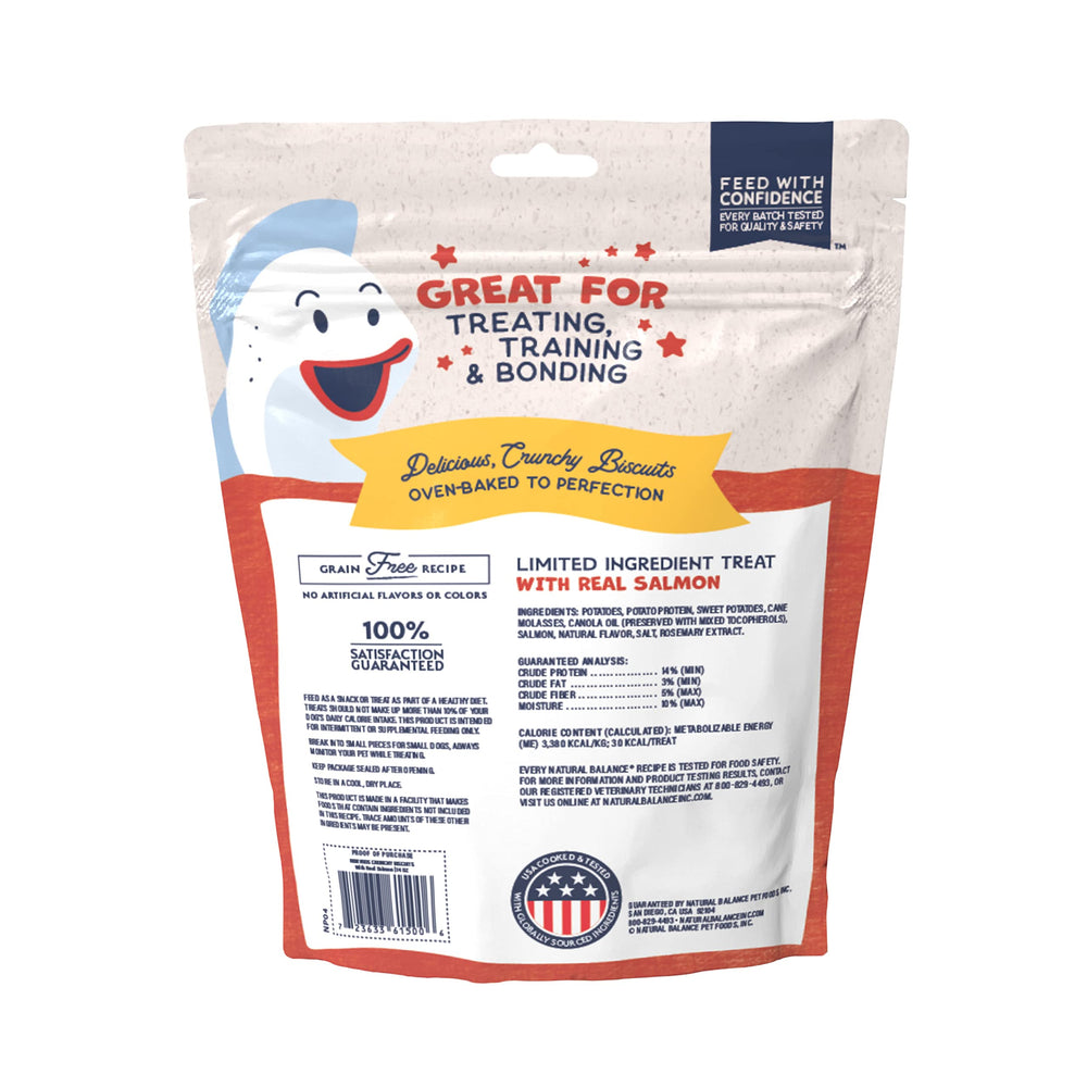 Friandises saumon Natural Balance servies sur une assiette pour chien.