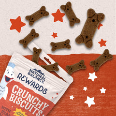 Chien heureux dégustant les biscuits au saumon Natural Balance.