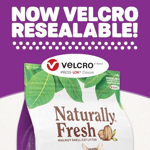 Versement des pellets dans la boîte, emballage écologique Naturally Fresh.