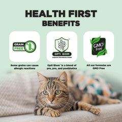 Chat adulte mangeant Nature's HUG, croquettes adaptées pour une digestion douce.
