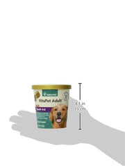 Chien heureux utilisant NaturVet VitaPet – bouchées molles pour adultes.