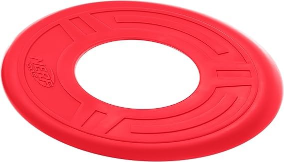 Nerf Dog Atomic Flyer — disque rouge en vol dans un espace extérieur