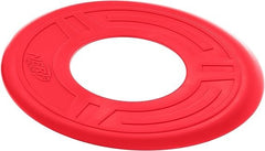 Nerf Dog Atomic Flyer — disque rouge en vol dans un espace extérieur