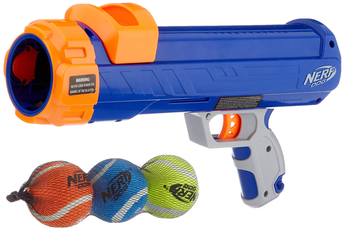 Nerf Dog Blaster en action, lancer de balle de tennis pour chien enthousiaste.