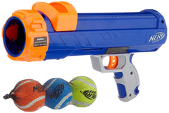 Nerf Dog Blaster en action, lancer de balle de tennis pour chien enthousiaste.