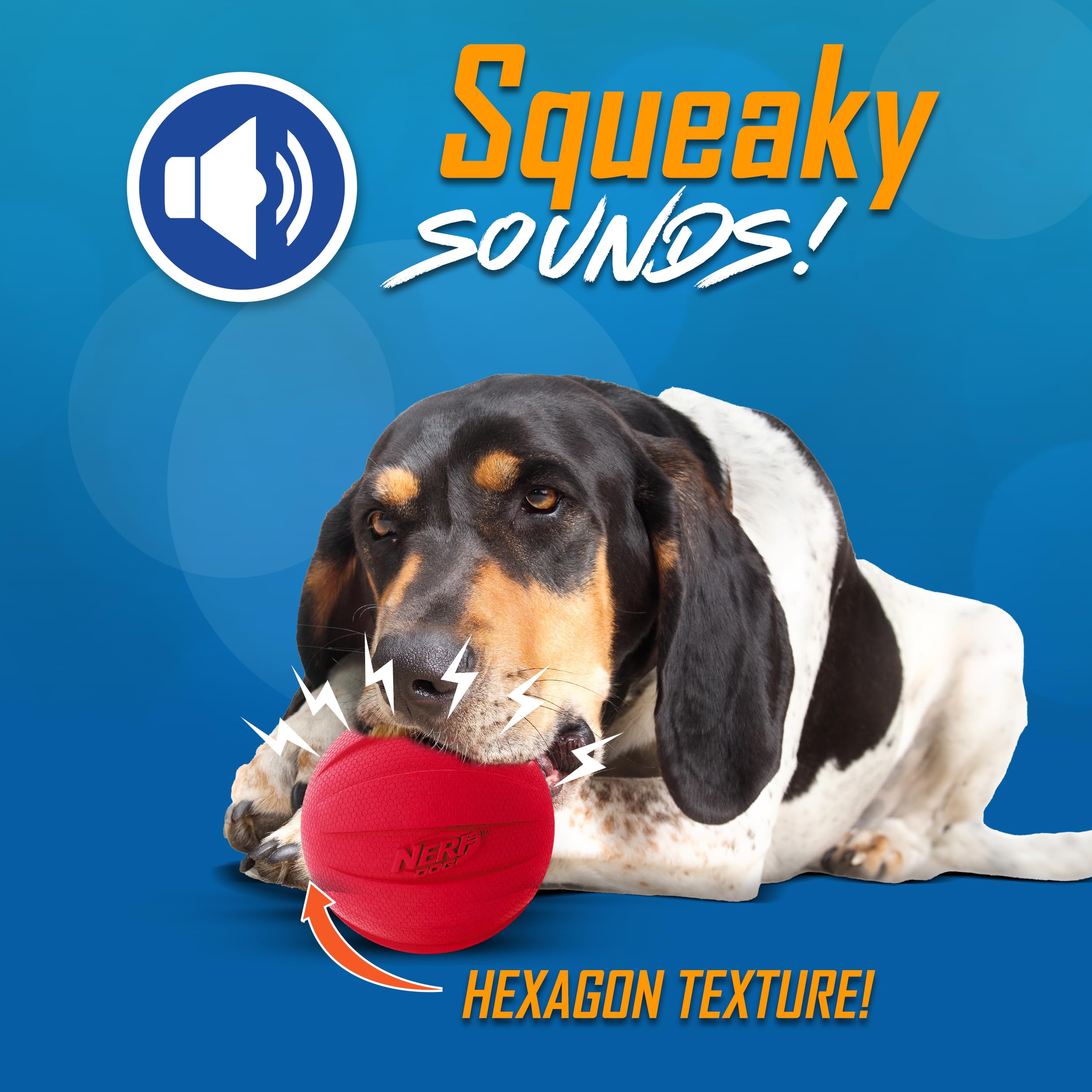 Nerf Dog Classic Squeak Ball: couleurs vert et rouge visibles pour le suivi.
