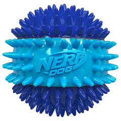 Balle Nerf Dog avec pics dentaires pour nettoyer les dents pendant le jeu.