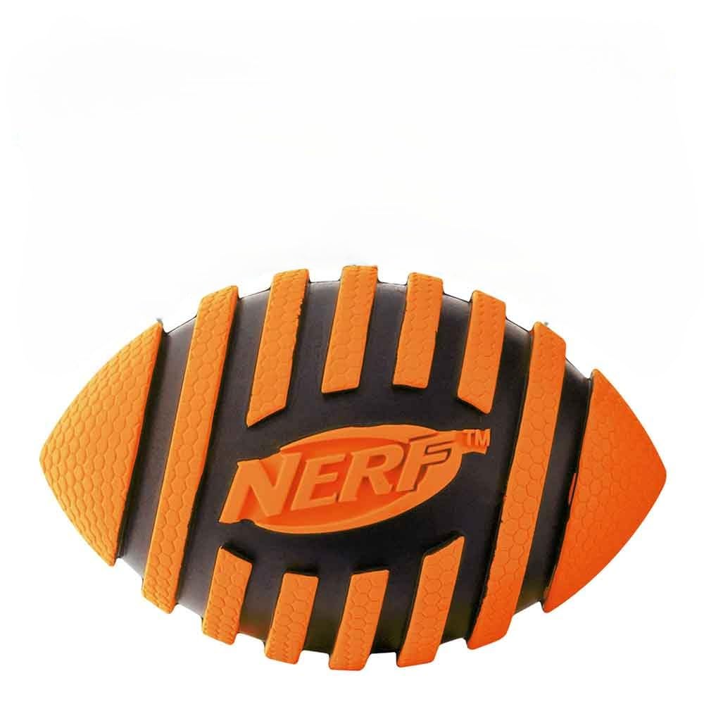 Nerf Dog Spiral Squeak Football en exterior orange, parfait pour les jeux en plein air.