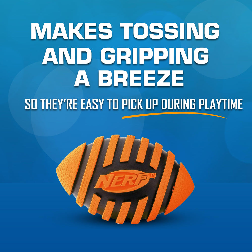 Nerf Dog Spiral Squeak Football leger et durable pour de longues sessions.
